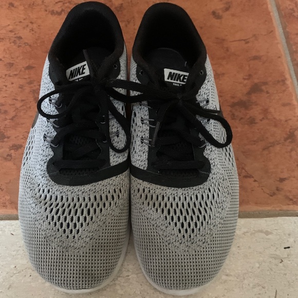 Nike Free Runs - Picture 2 of 4